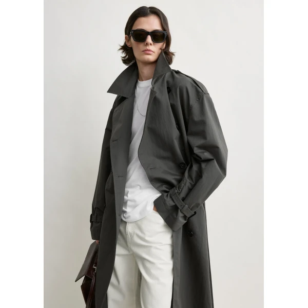 Toteme Crisp summer trench in Taupe Coat, view 5
