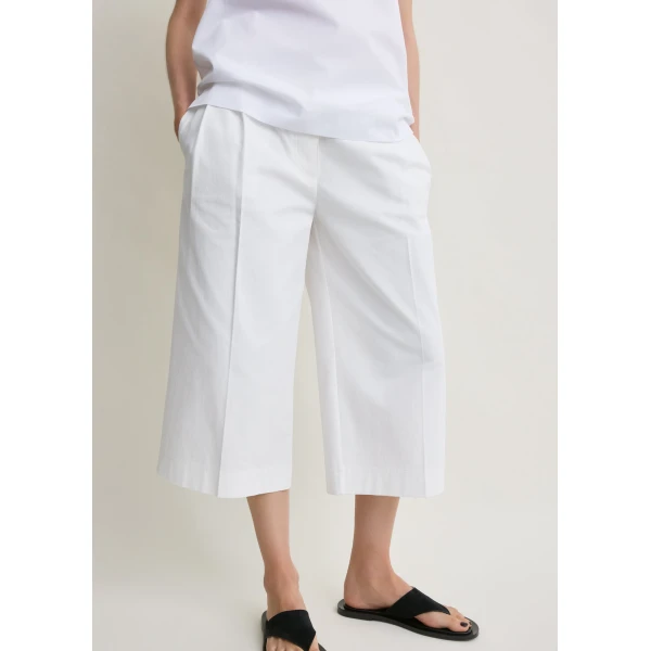 Toteme Cropped trousers in White, view 3