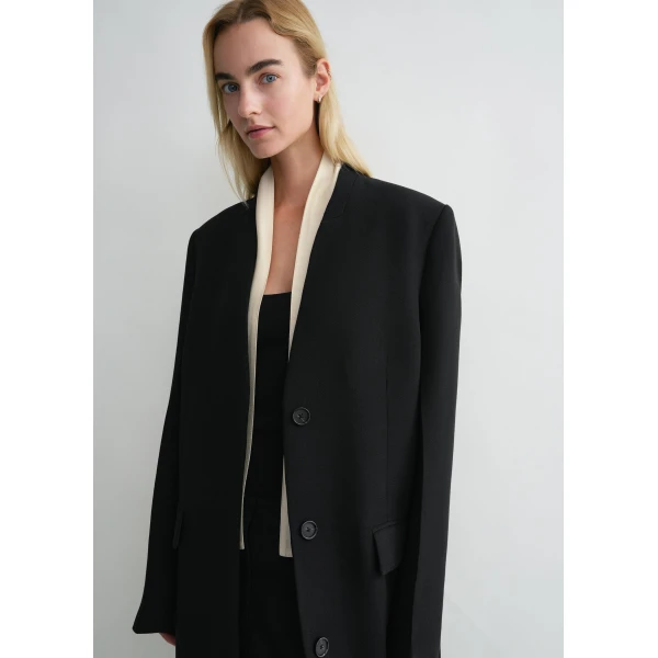 Toteme Deep pleat coat in Black, view 6