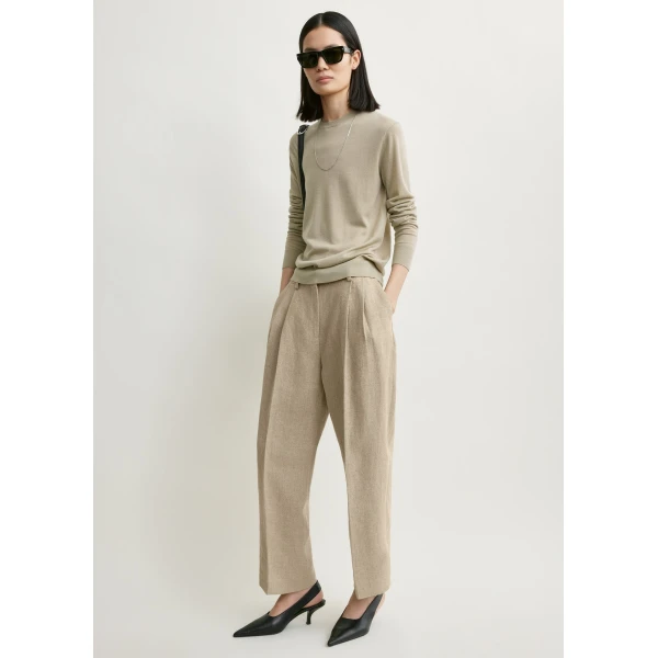Toteme Double-pleat cropped linen trousers in Beige, view 2