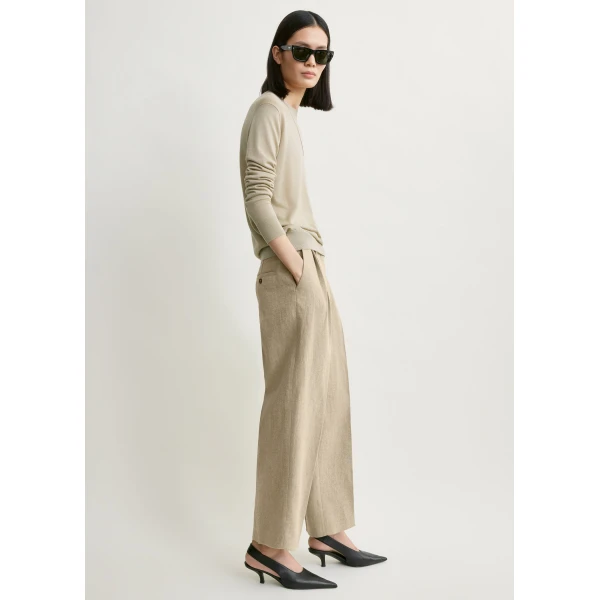 Toteme Double-pleat cropped linen trousers in Beige, view 3