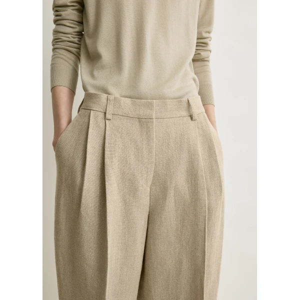 Toteme Double-pleat cropped linen trousers in Beige, view 5