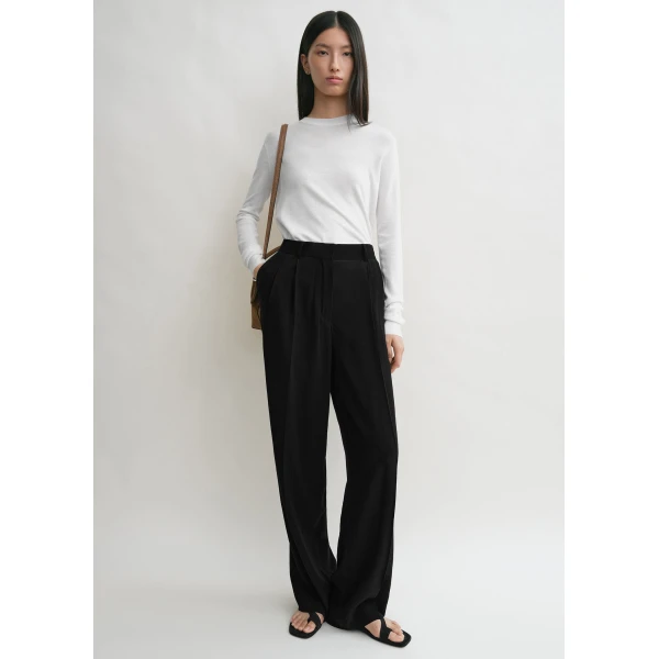 Toteme Double-pleat summer trousers in Black, view 2