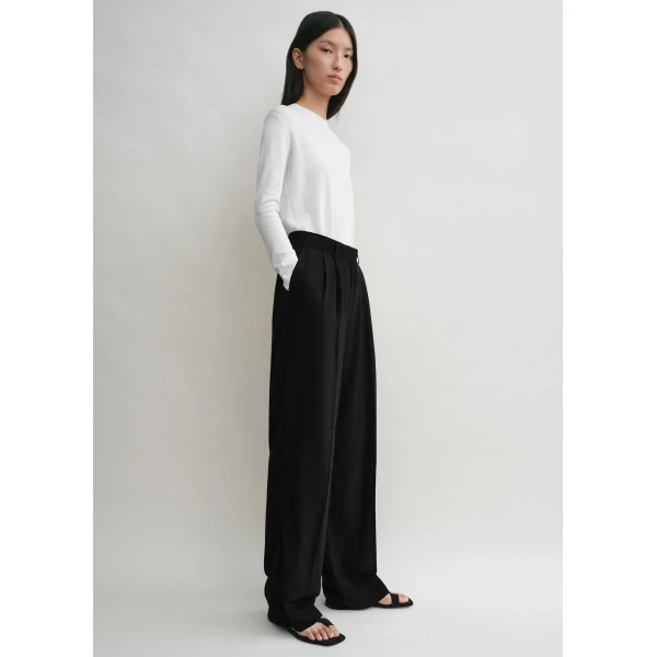 Toteme Double-pleat summer trousers in Black, view 3