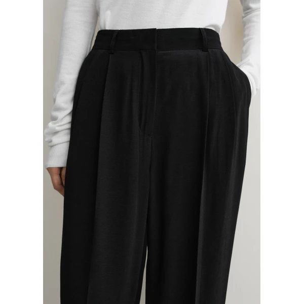 Toteme Double-pleat summer trousers in Black, view 5