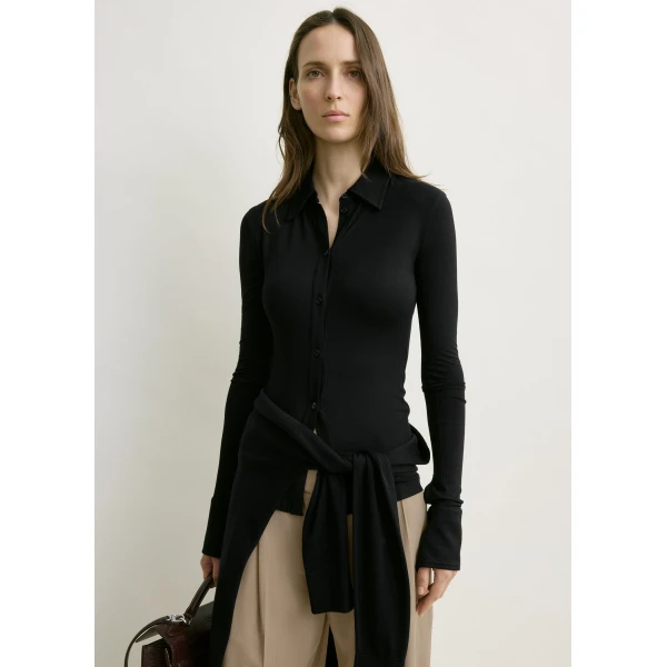 Toteme Fitted jersey shirt in Black, view 5