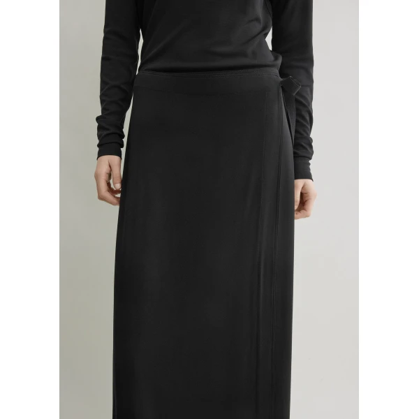 Toteme Fluid jersey skirt in Black, view 5