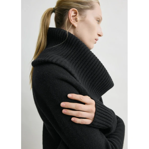 Toteme Funnel wool knit in Black, view 5