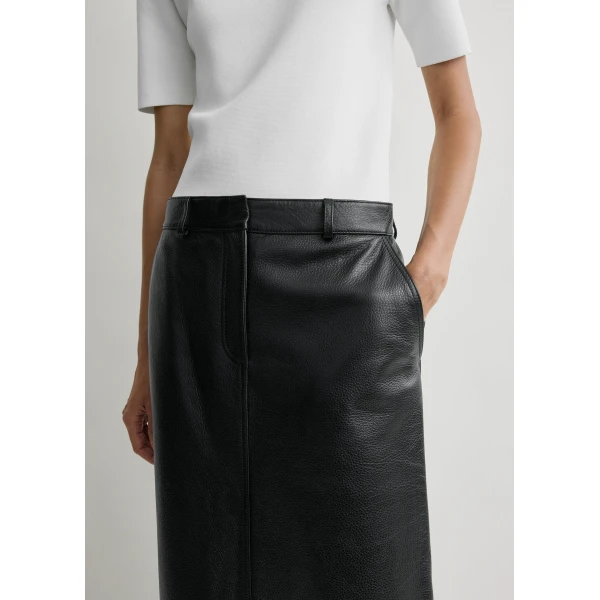 Toteme Grained-leather straight skirt in Black, view 5