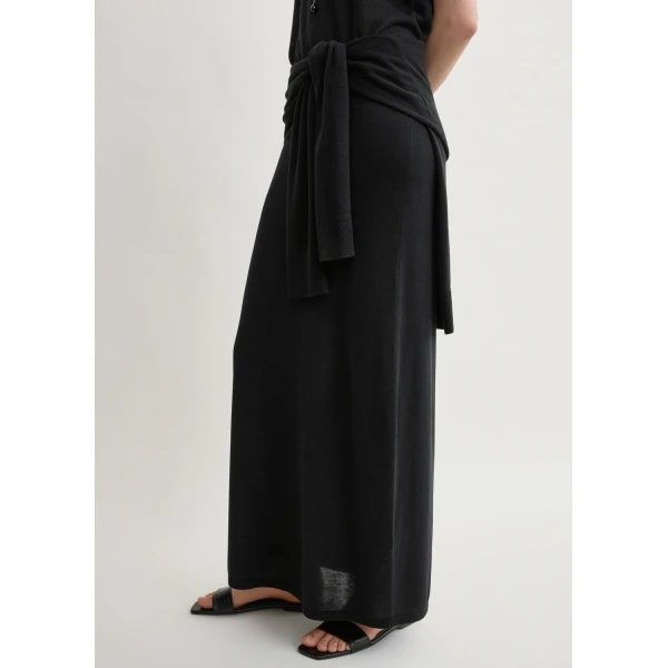 Toteme Long knit skirt in Black, view 4