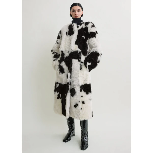 Toteme Monochrome shearling coat in Black / White, view 2