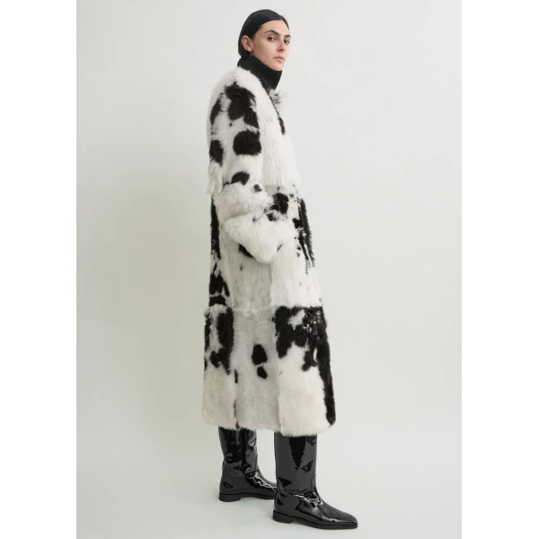Toteme Monochrome shearling coat in Black / White, view 3