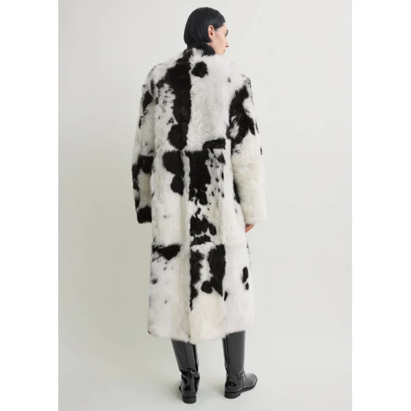 Toteme Monochrome shearling coat in Black / White, view 4