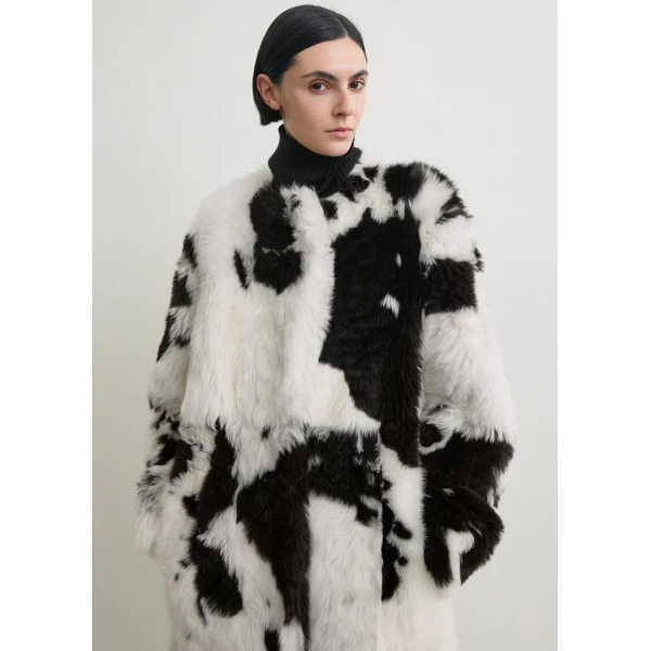 Toteme Monochrome shearling coat in Black / White, view 5