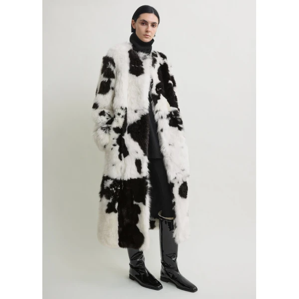 Toteme Monochrome shearling coat in Black / White, view 6