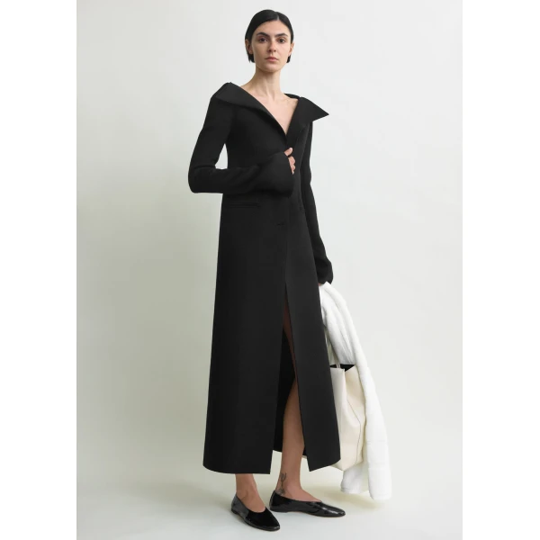 Toteme Open collar wool coat in Black, view 2
