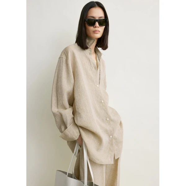 Toteme Oversized summer shirt in Natural, view 5