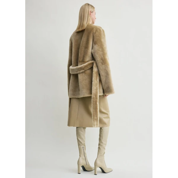 Toteme Plush shearling jacket in Rye, view 5