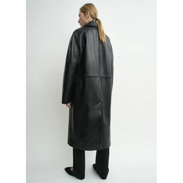 Toteme Raglan leather coat in Black, view 3