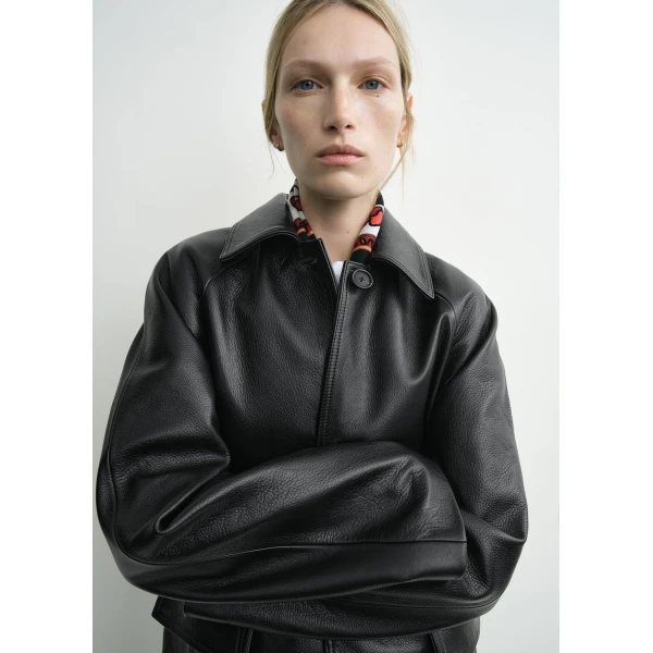 Toteme Raglan leather coat in Black, view 4