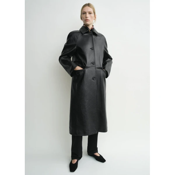 Toteme Raglan leather coat in Black, view 5