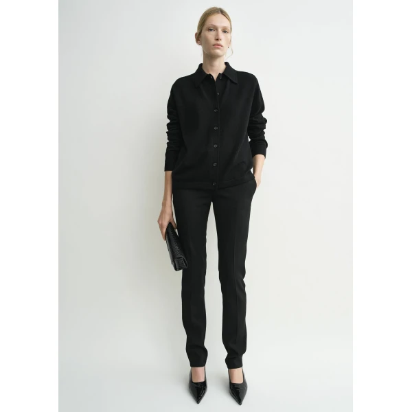 Toteme Raglan-sleeve cashmere cardigan in Black, view 2