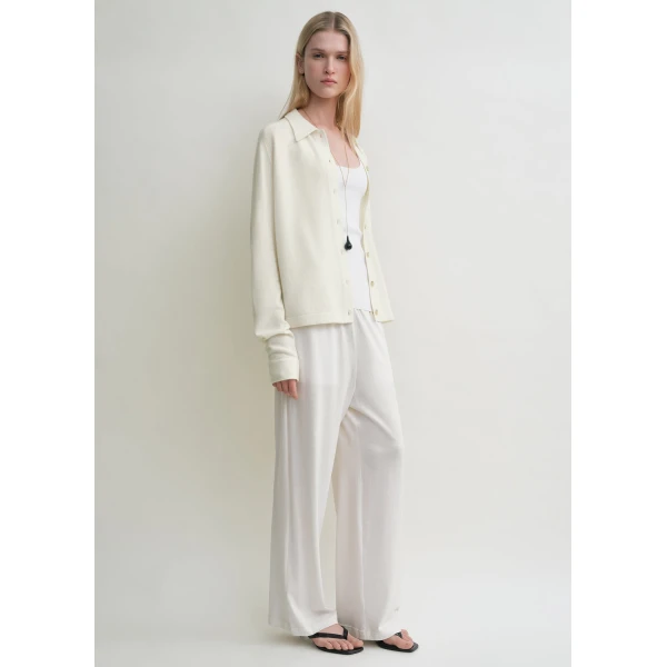 Toteme Raglan-sleeve cashmere cardigan in White, view 3
