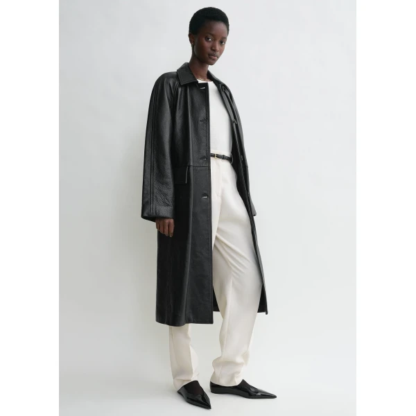 Toteme Raglan-sleeve leather coat in Black, view 2