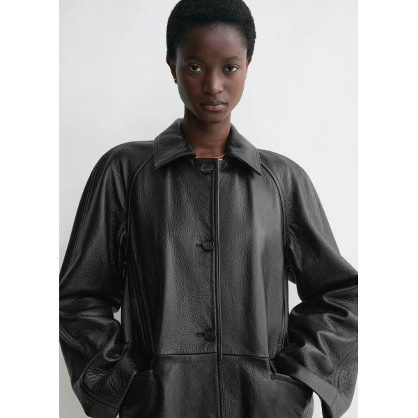 Toteme Raglan-sleeve leather coat in Black, view 5