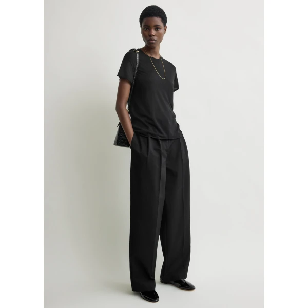 Toteme Relaxed chino trousers in Black, view 2
