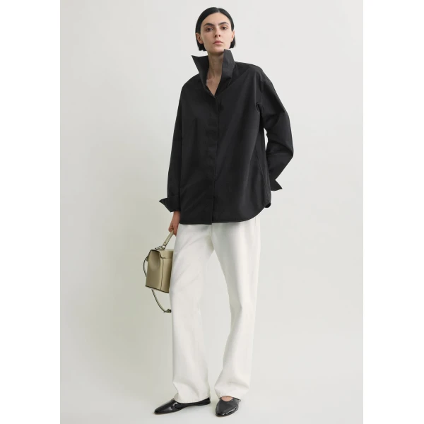 Toteme Sharp poplin shirt in Black, view 2