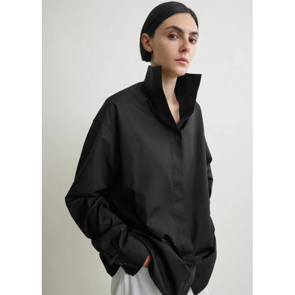 Toteme Sharp poplin shirt in Black, view 5