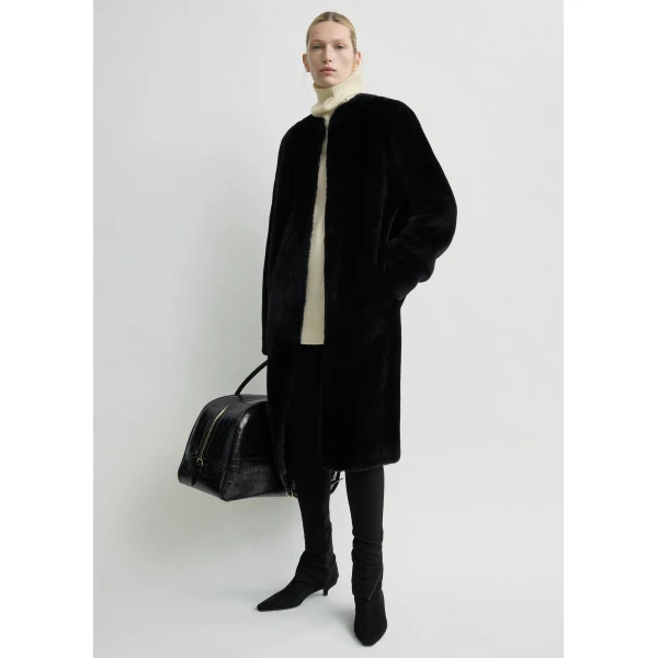 Toteme Shearling midi coat in Black, view 2