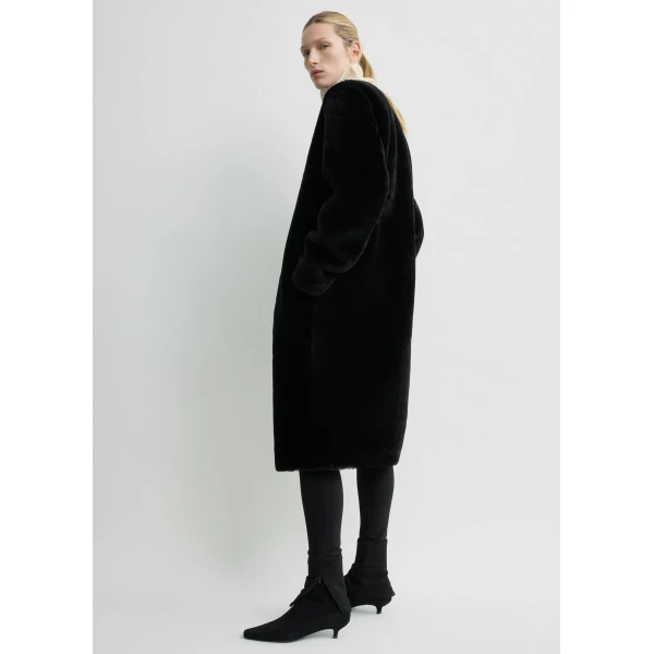 Toteme Shearling midi coat in Black, view 3