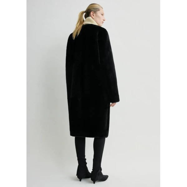 Toteme Shearling midi coat in Black, view 4