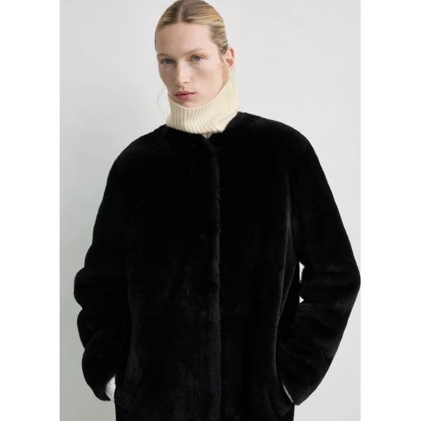 Toteme Shearling midi coat in Black, view 5