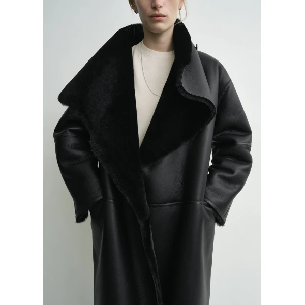 Toteme Shearling wrap coat in Black, view 5