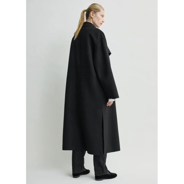 Toteme Signature doublé coat in Black, view 4