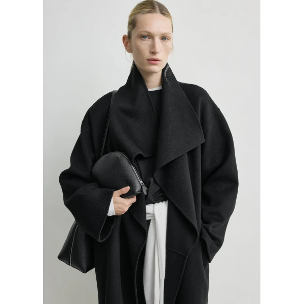 Toteme Signature doublé coat in Black, view 5