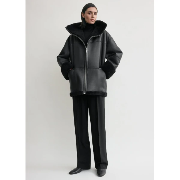Toteme Signature shearling jacket in Black, view 2