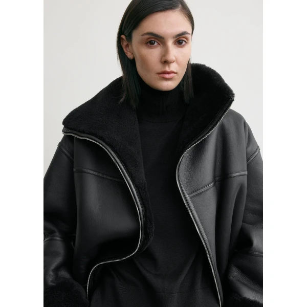 Toteme Signature shearling jacket in Black, view 5