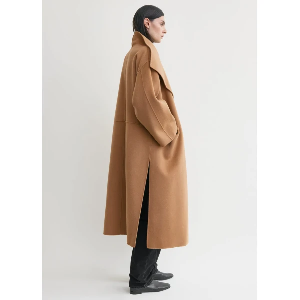 Toteme Signature wool cashmere coat in Camel, view 3