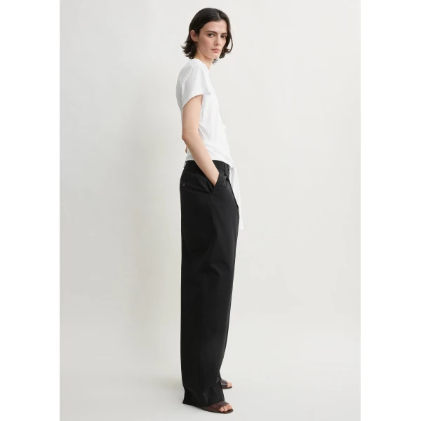 Toteme Single pleat cotton trousers in Black, view 3