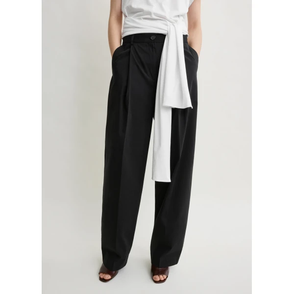 Toteme Single pleat cotton trousers in Black, view 5