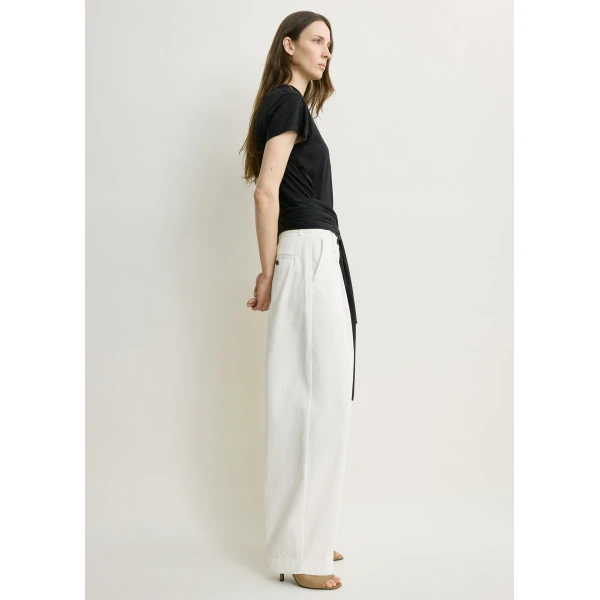 Toteme Single pleat cotton trousers in White, view 3