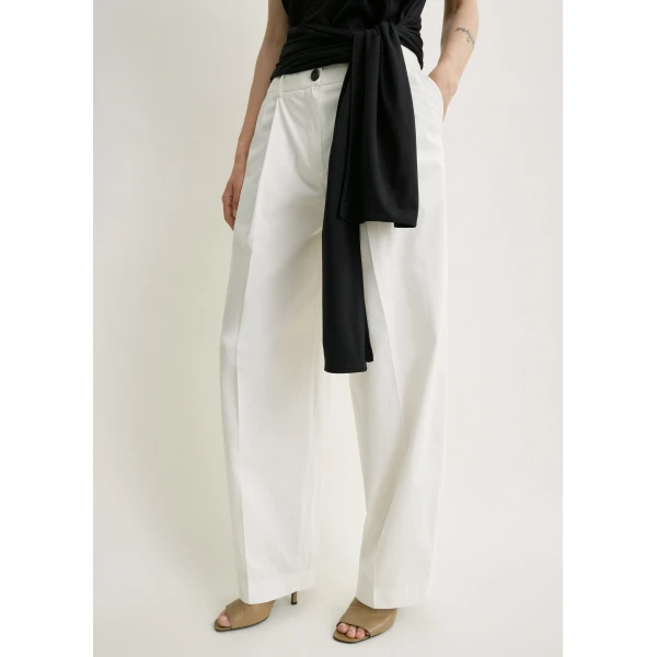 Toteme Single pleat cotton trousers in White, view 5