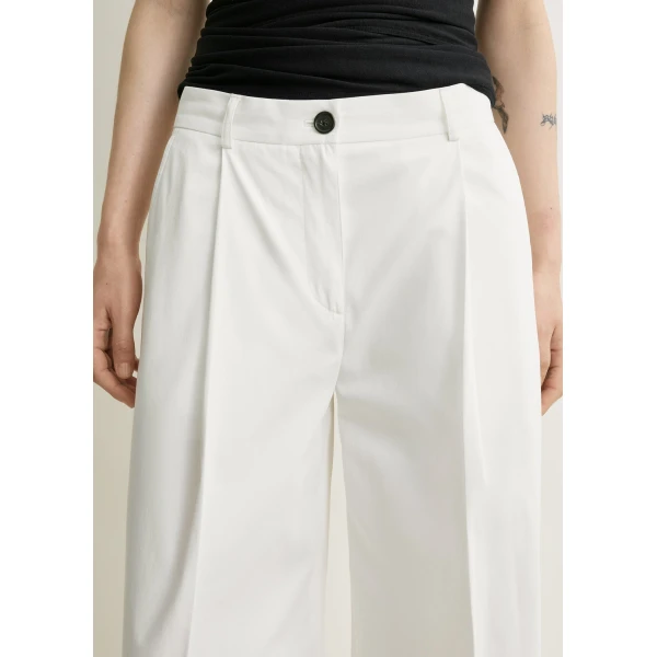 Toteme Single pleat cotton trousers in White, view 6