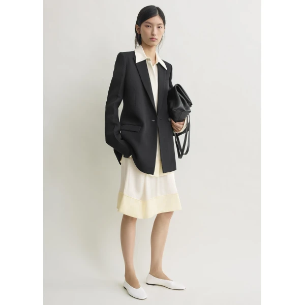 Toteme Slim tailored blazer in Black, view 2