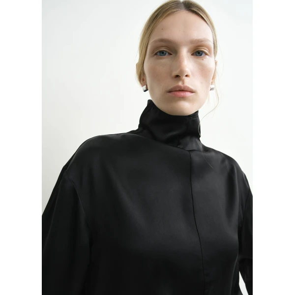 Toteme Slouch-neck blouse in Black, view 5