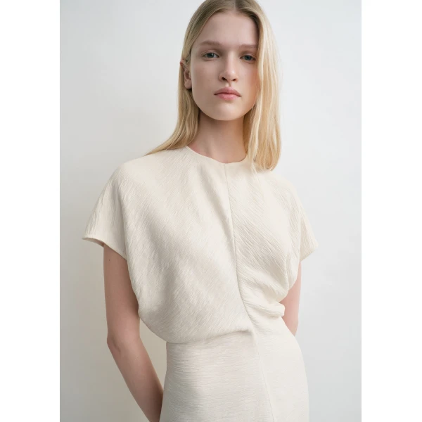 Toteme Slouch waist crinkled dress in Cream, view 5